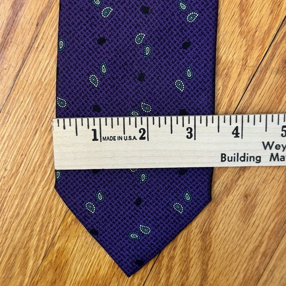 Marshall Field’s Men’s Purple Paisley Silk Tie - Picture 4 of 4